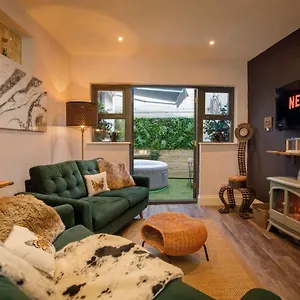 The Holgate Hideaway With Hot Tub Holiday home York